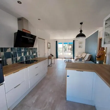 A Saint-aygulf, A 50 M De La Plage, Avec Parking Prive