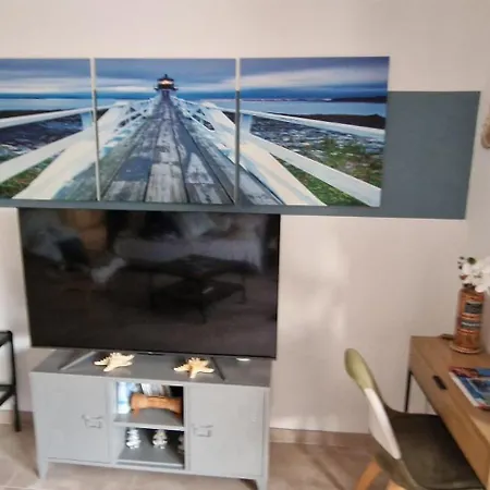 شقة A Saint-aygulf, A 50 M De La Plage, Avec Parking Prive